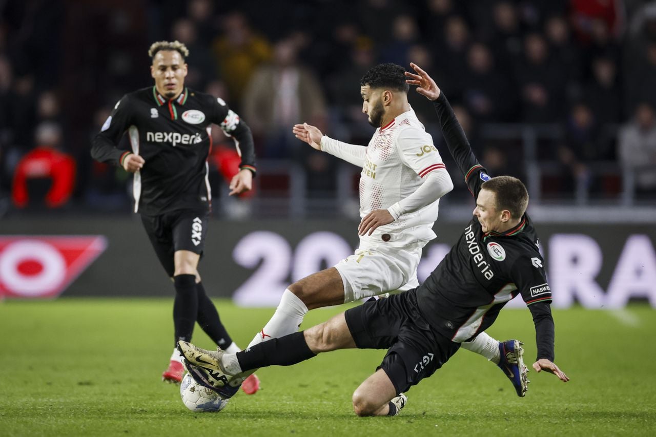 Ismael Saibari stevig op de huid gezeten door NEC-middenvelder Darko Nejašmić (foto: Maurice van Steen / ANP).