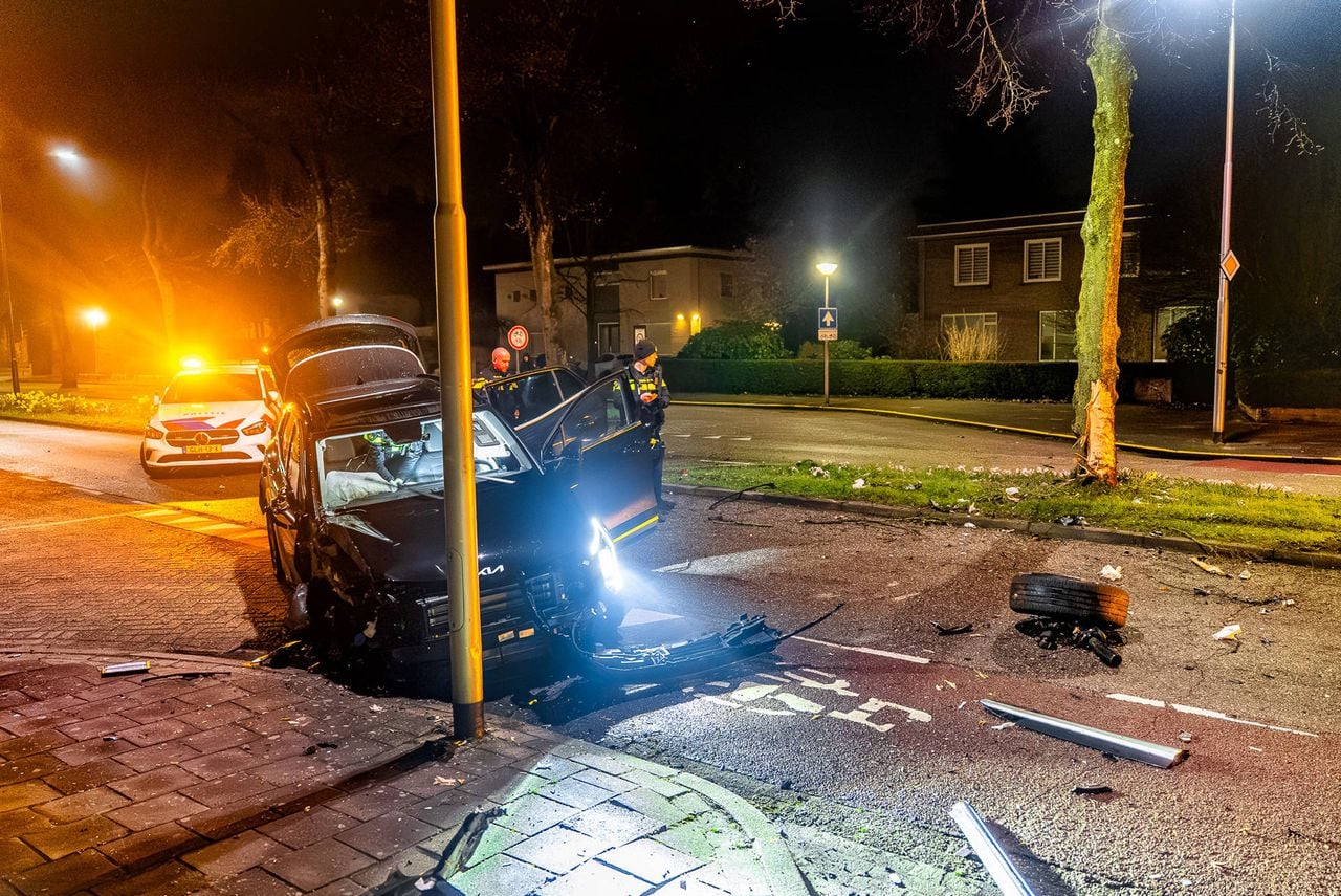 De automobilist veroorzaakte een ravage op de Nieuwe Hescheweg in Oss (foto: Lucas Lammers/Persbureau Heitink).