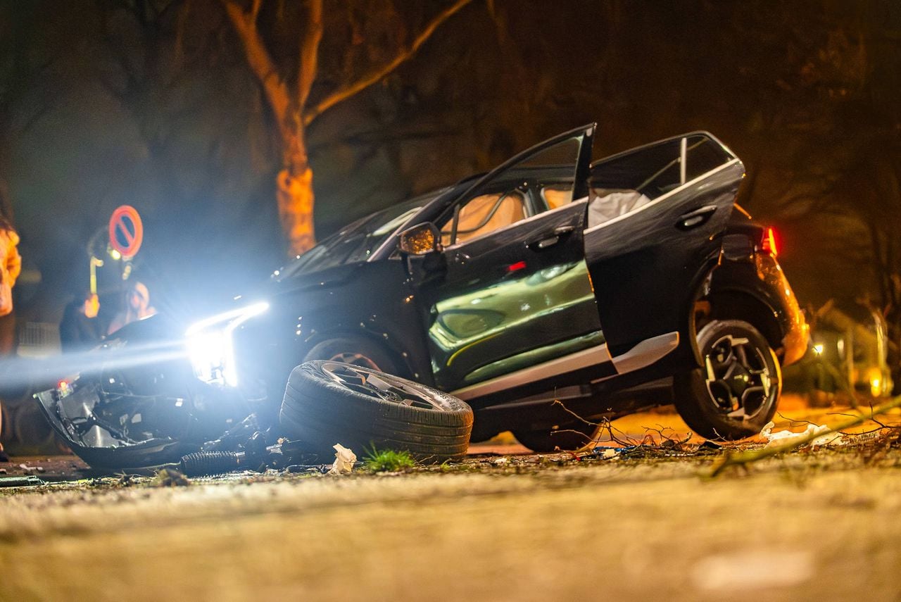 Bij de crash in Oss verloor de auto een wiel (foto: Lucas Lammers/Persbureau Heitink).