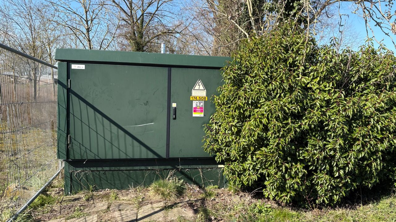 De stroom op het campingterrein werd afgesloten om het illegale feest te stoppen (foto: Imke van de Laar).