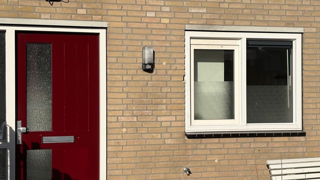 Het beschoten huis in Drunen maandagochtend (foto: Ruud Ritzen).