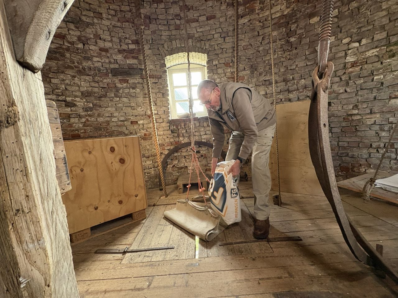 Jos (76) aan het werk in de molen (foto: Karin Kamp).
