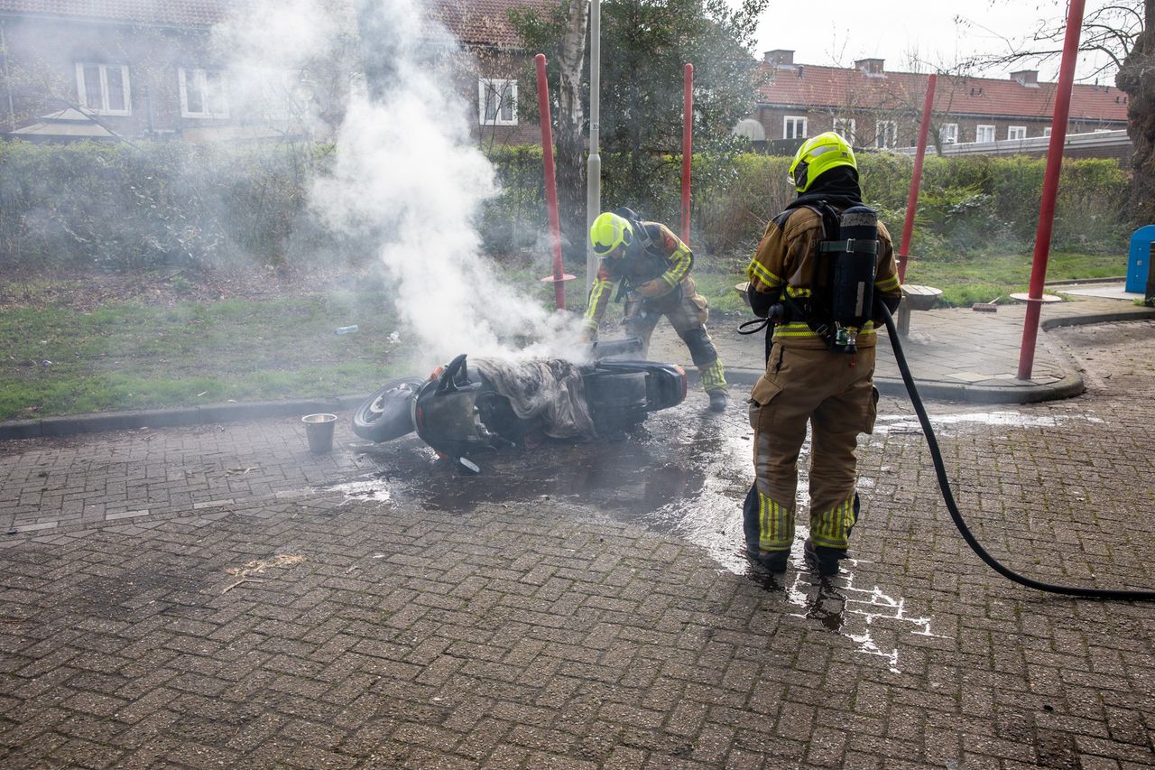 De motor in Roosendaal brandde bijna volledig uit (foto: Christian Traets/Persbureau Heitink).