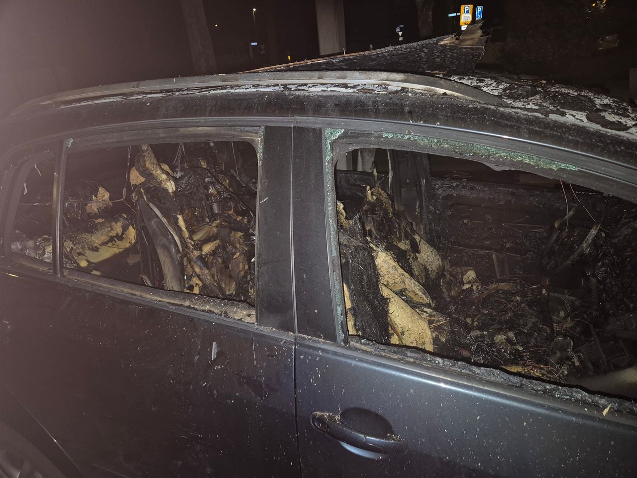 Van de auto is niks meer over (foto: privébeeld bewoners). 