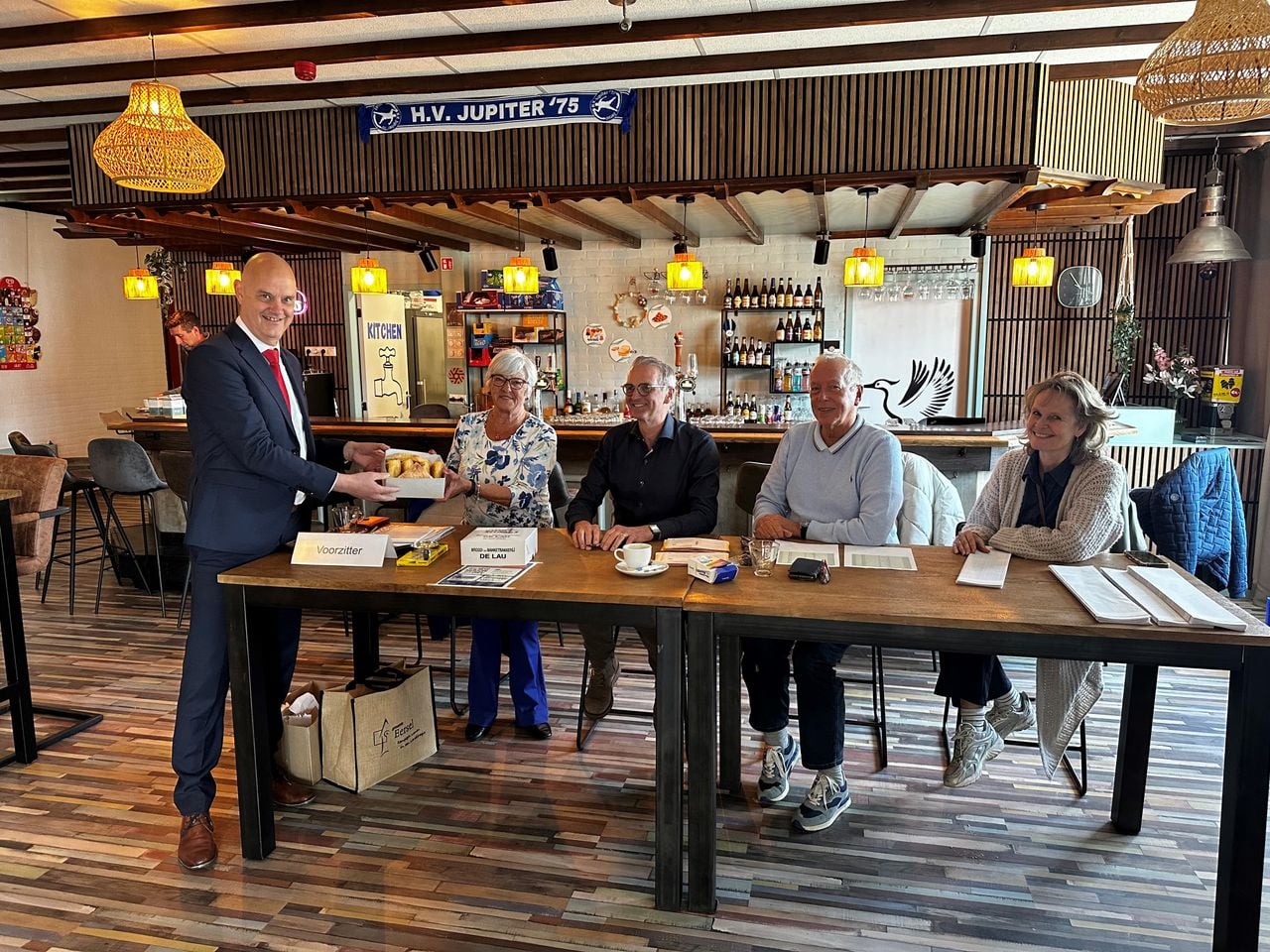De vrijwilligers van sporthal De Kraanvogel krijgen ook appelflappen van de burgemeester (foto: gemeente Eersel).