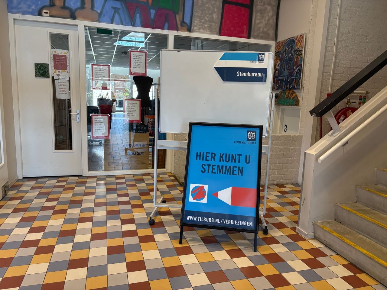 Bij het stembureau in Tilburg Noord was in 2022 een erg lage opkomst (foto: Pieter Soethout / Omroep Brabant).