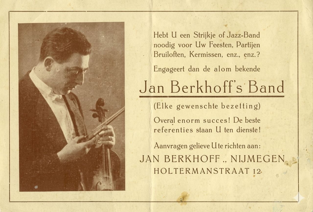 Een advertentie van het orkest van Mieke's vader, met een foto van hem ernaast (Beeld: privé).