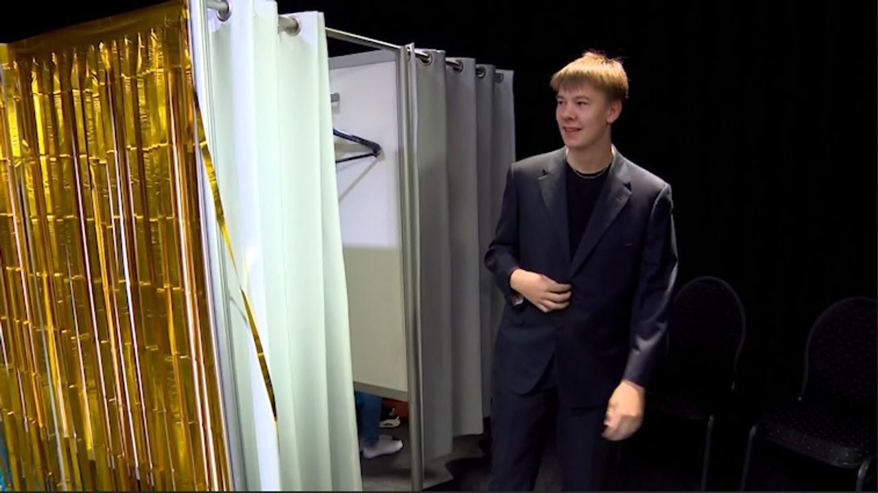 Thijs past een pak voor zijn eindexamengala (foto: Omroep Brabant). 