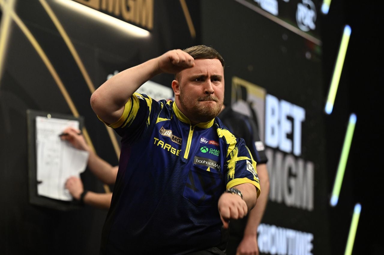 Luke Littler kwam knap terug na een achterstand tegen Michael van Gerwen (foto: PDC).