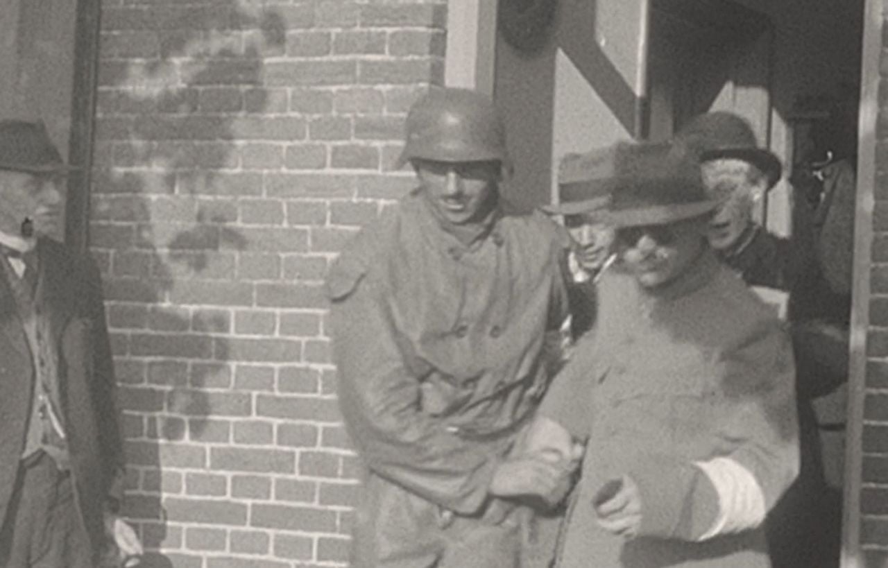 Inwoners van Waalre worden tijdens een 'razzia' uit hun huizen gehaald (Bernard van Dooren/BHIC)