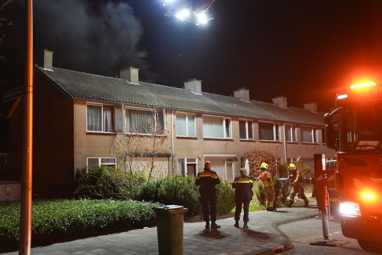 De brand in het huis in Waalwijk begon in de keuken (foto: Erik Haverhals / Persbureau Heitink
