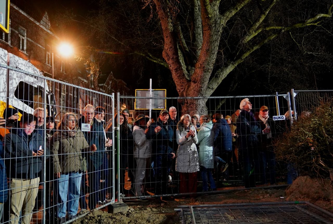 Belangstellenden konden vanachter de hekken naar het schouwspel kijken (foto: Bart Meesters / Persbureau Heitink). 