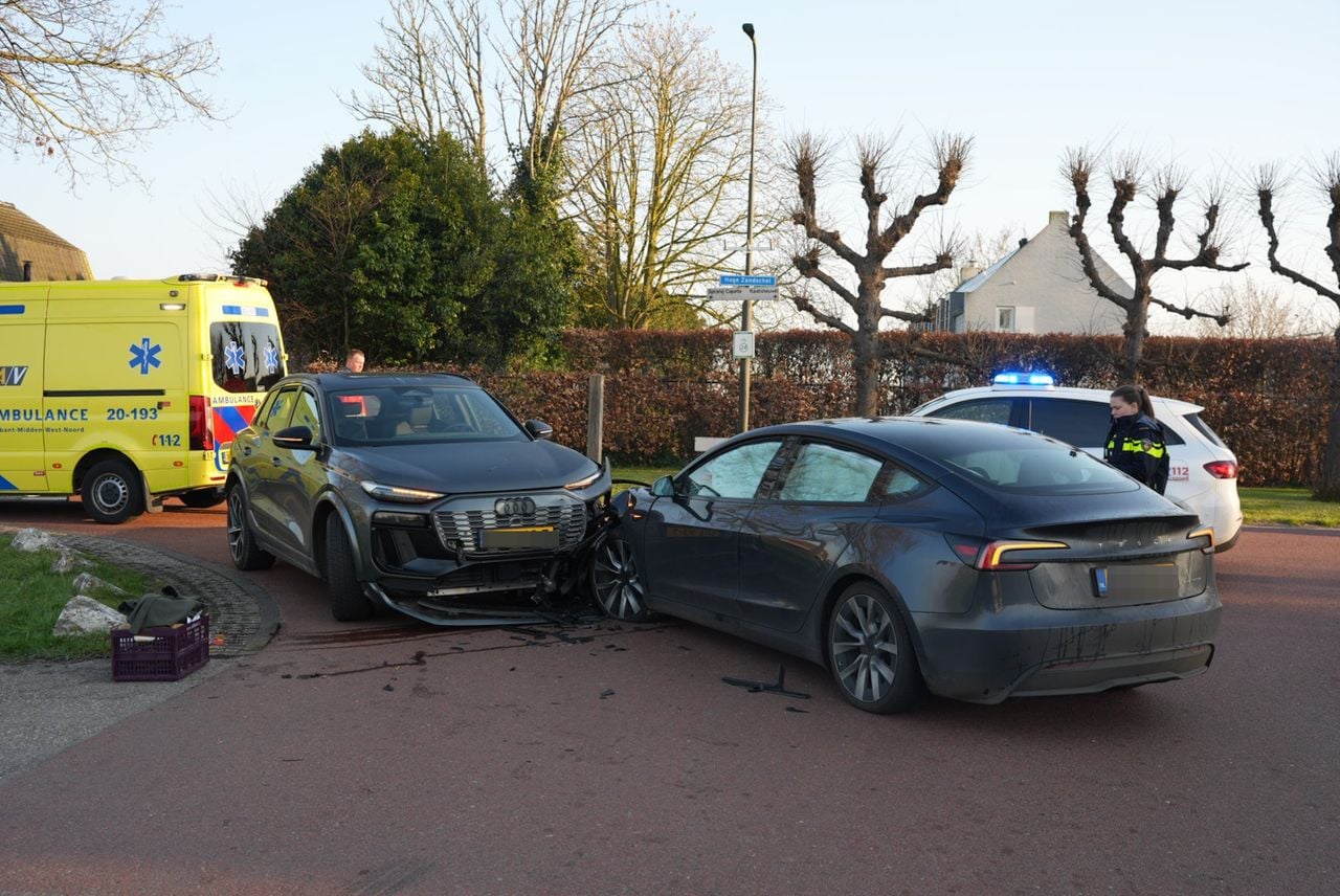 Auto's botsen op kruispunt in Sprang-Capelle (foto: Persbureau Heitink).