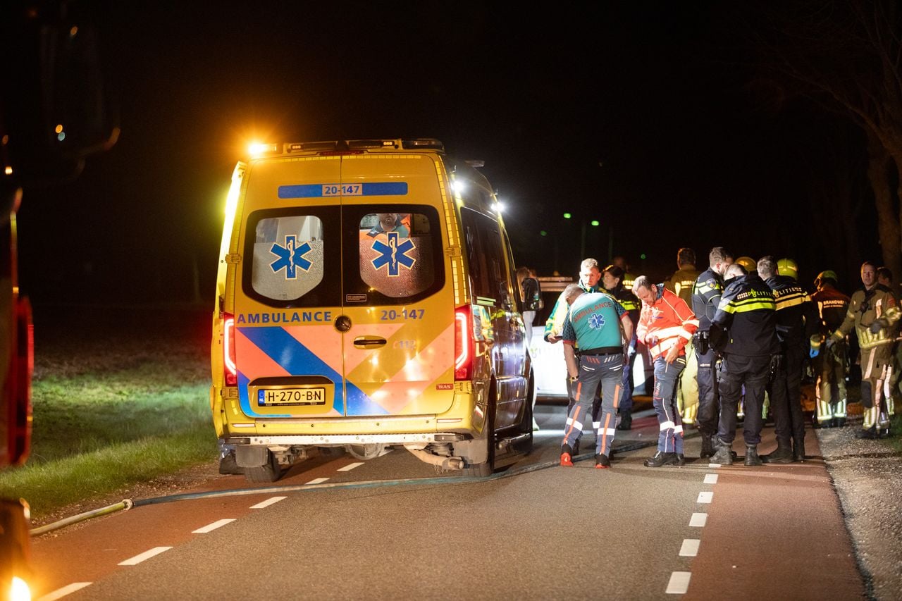 Het slachtoffer is onder begeleiding van een trauma-arts naar een ziekenhuis gebracht (foto: Christian Traets/Persbureau Heitink).