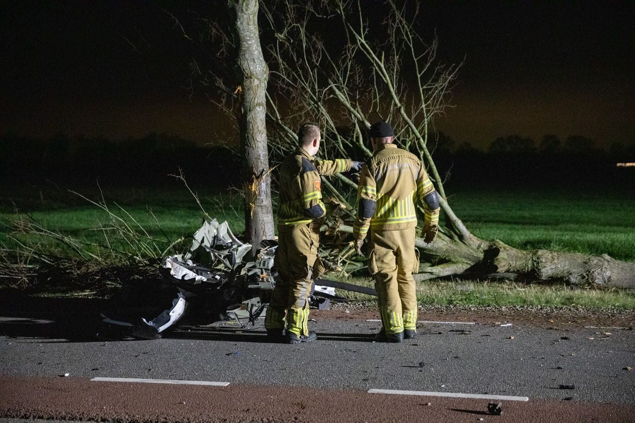 Het ging mis nadat de man met zijn auto een boom naast de Bergsebaan in Roosendaal raakte (foto: Christian Traets/Persbureau Heitink).
