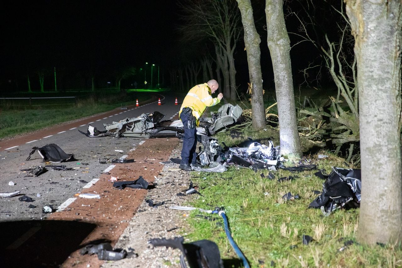 de weg was na de crash in Roosendaal bezaaid met brokstukken (foto: Christian Traets/Persbureau Heitink).