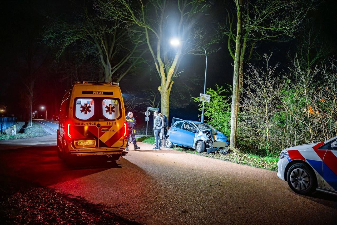 Het slachtoffer is met spoed naar het Radboudumc in Nijmegen gebracht (foto: Lucas Lammers/Persbureau Heitink).