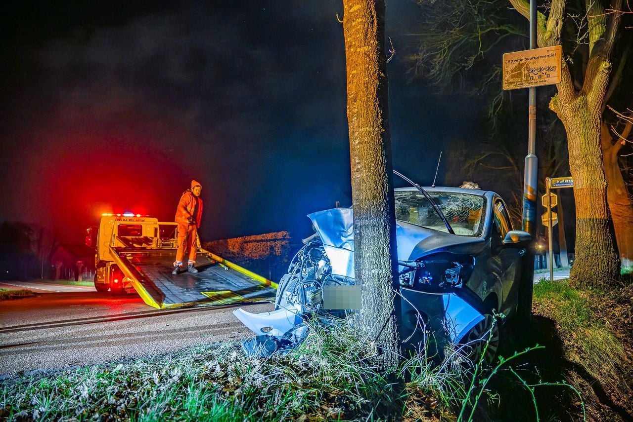 Een bergingsbedrijf heeft de auto meegenomen (foto: Lucas Lammers/Persbureau Heitink).