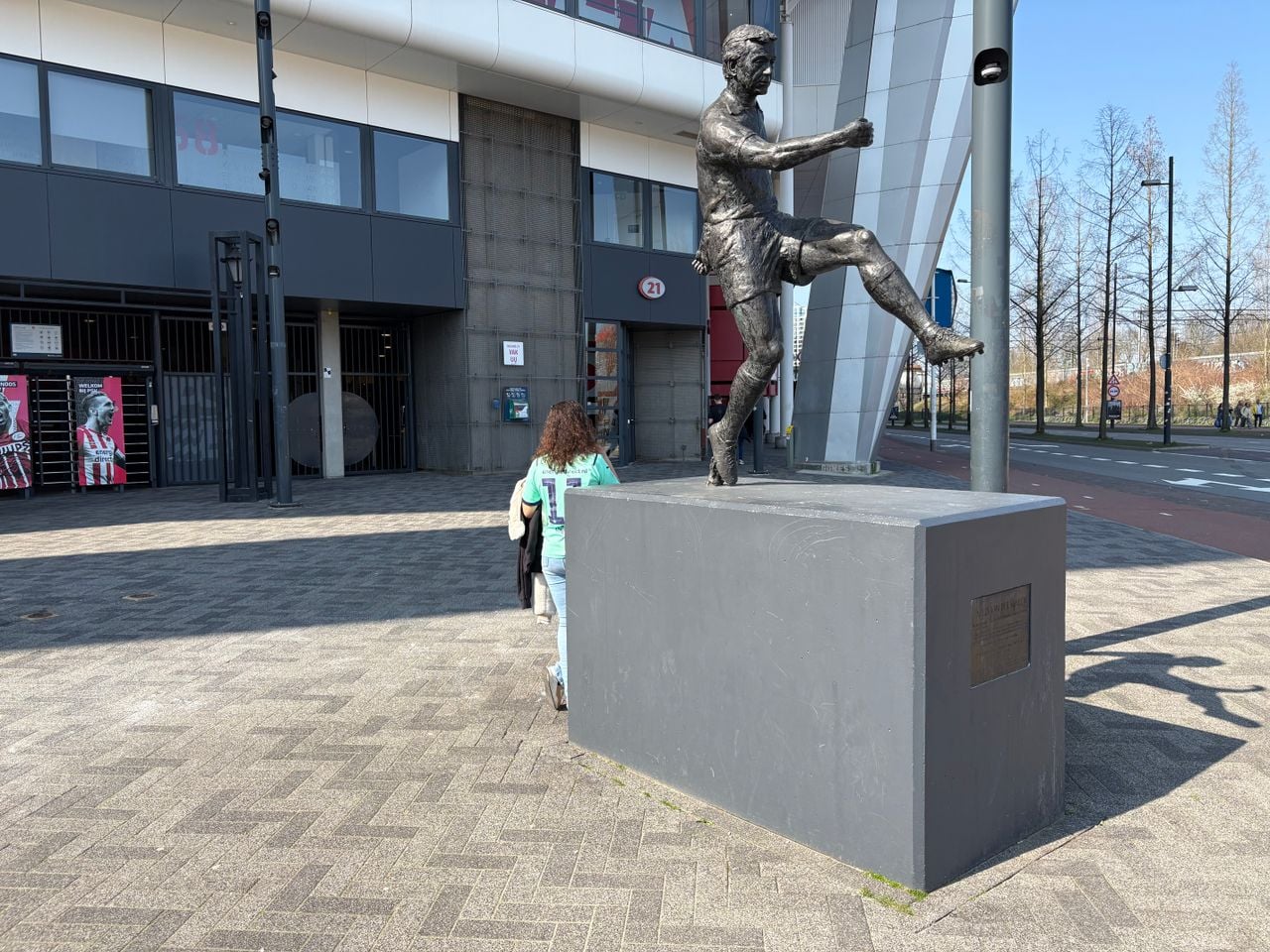 PSV-fan Cherrelle staatte wachten op het vertrek naar Velsen. Foto: Ruud Ritzen