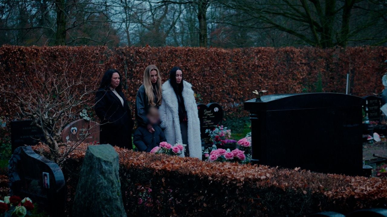 Moeder Shirley, zus Roxanne en Bouchra bij het graf van Anouk (foto: BNNVARA/Act of Crime).
