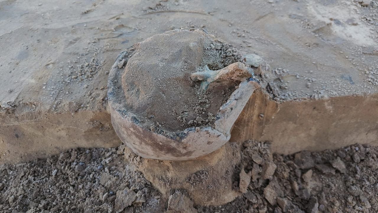 De archeologen vonden een potje gevuld met bronzen voorwerpen (foto: Omroep Brabant).