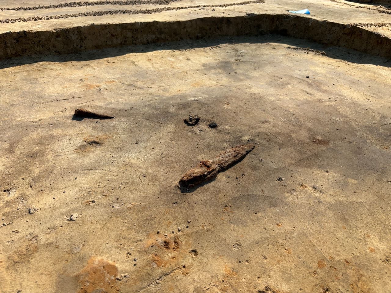 De onderzoekers vonden een mes van duizend jaar voor Christus (foto: Omroep Brabant).