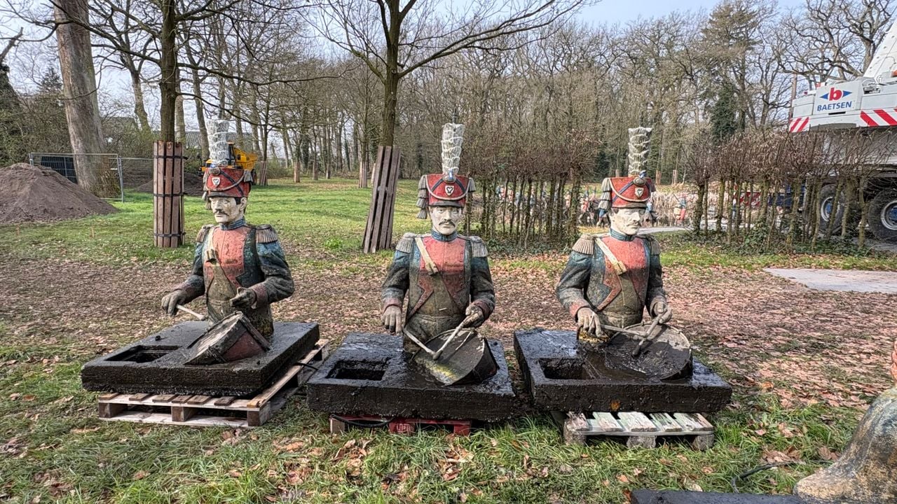 Enkele van de beelden die uit het water zijn gehaald (foto: Omroep Brabant).