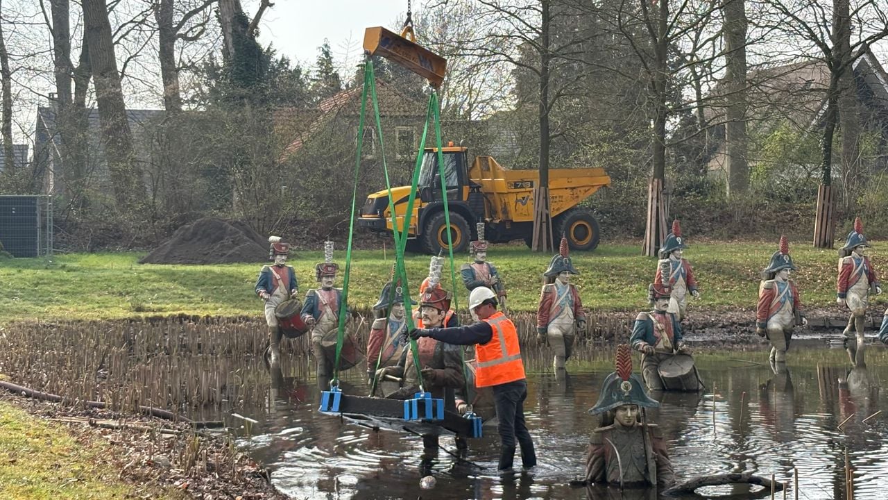 De beelden worden uit het water getakeld (foto: Omroep Brabant).
