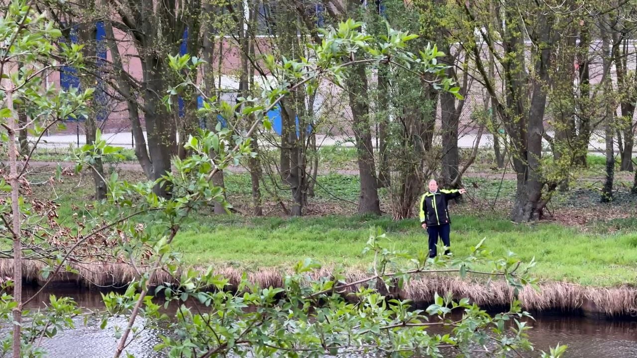 Els staat aan de overkant van het Wilhelminakanaal. Via haar tag ziet het zorgcentrum waar ze woont waar ze loopt (foto: Omroep Brabant).