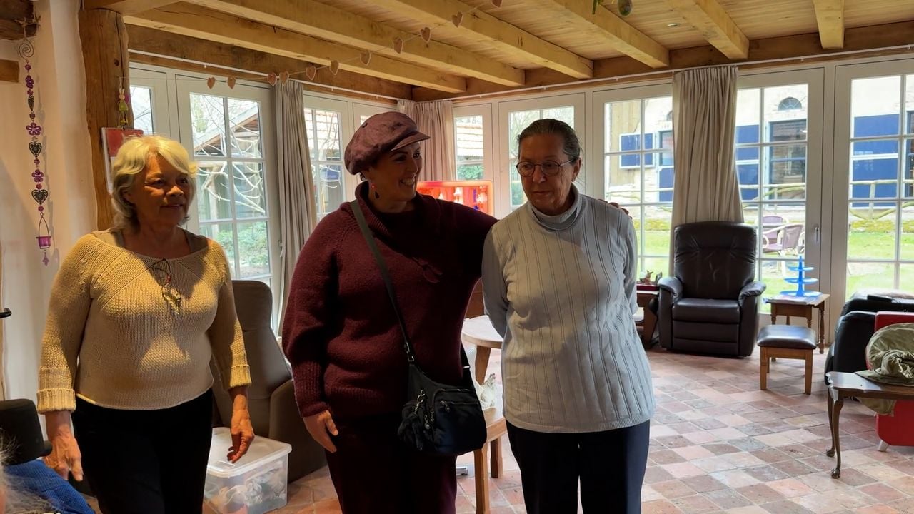Els (rechts) heeft de ziekte van Alzheimer en woont anderhalf jaar in de zorgboerderij in Mariahout. In het midden staat haar dochter Miriam Maas (foto: Omroep Brabant).