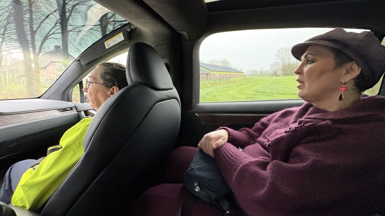 Els zit samen met haar dochter Miriam in de auto nadat ze een flinke wandeltocht had gemaakt en opgehaald is (foto: Omroep Brabant).