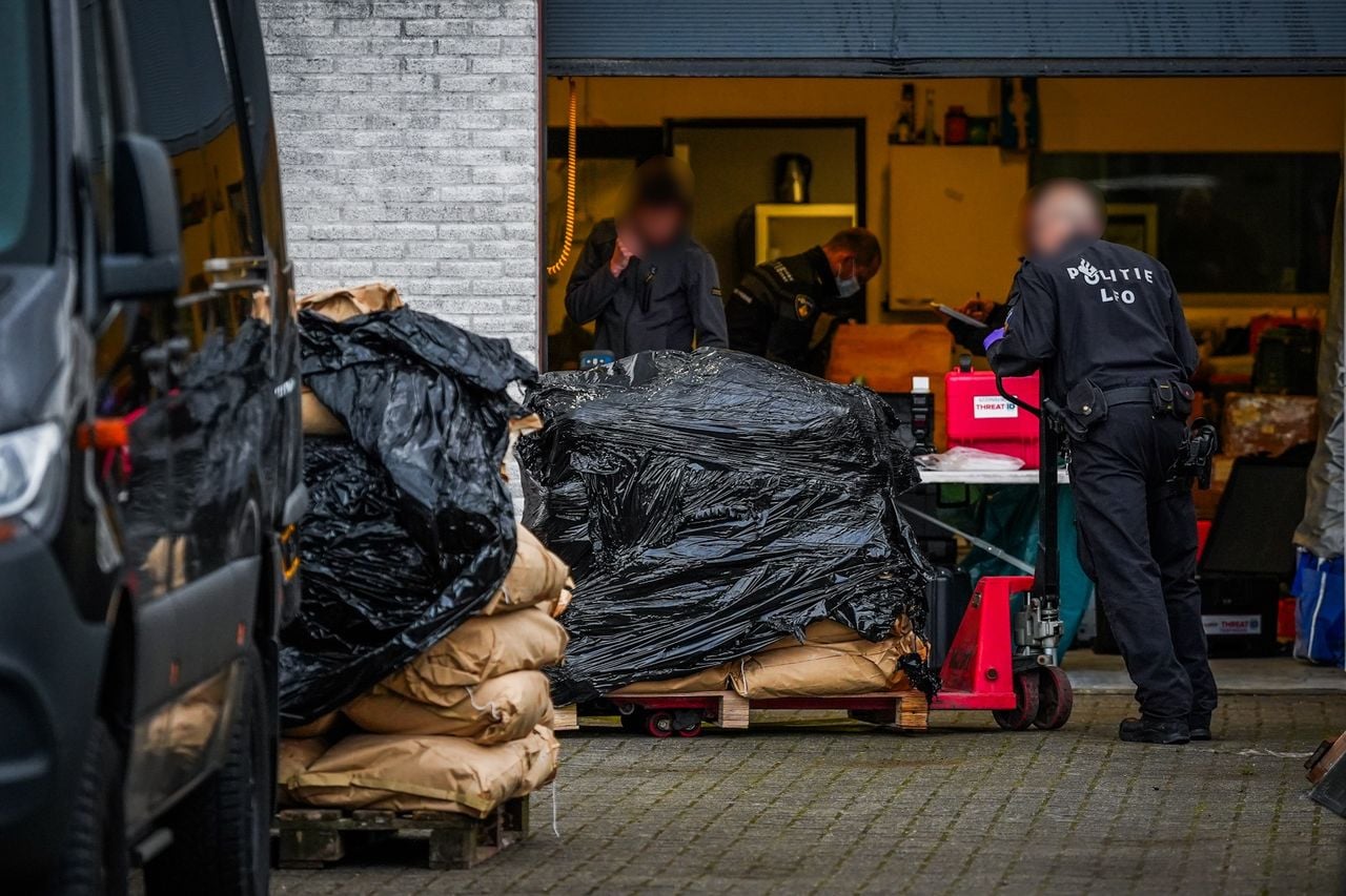 De LFO doet onderzoek naar de grote bruine zakken uit de loods (foto: SQ Vision).