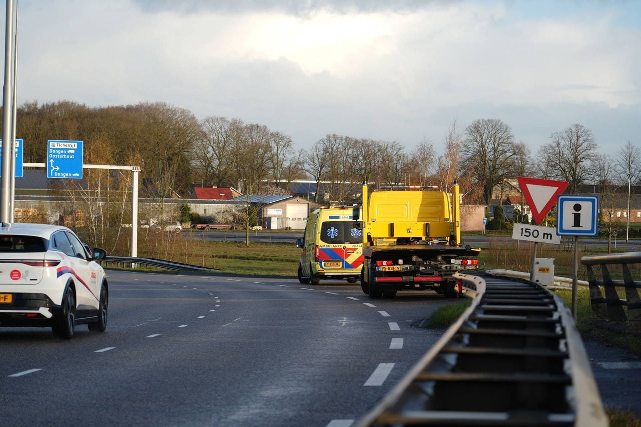 Auto rolt van talud in Dongen (foto: Jeroen Stuve/Persbureau Heitink).