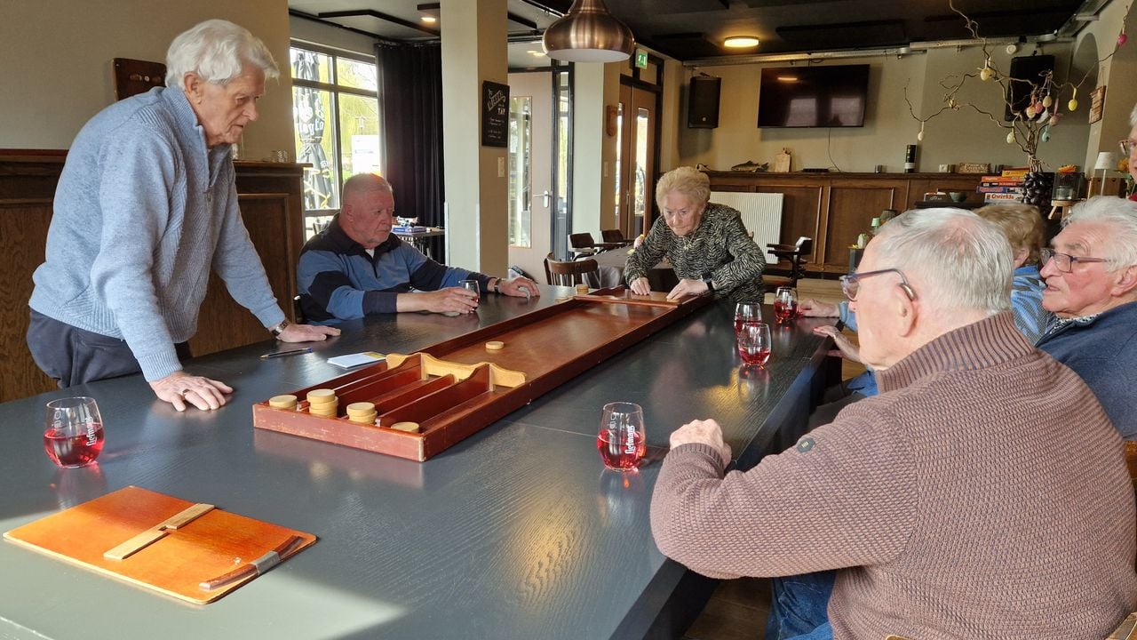 Er wordt fanatiek gesjoeld op het biljart door de ouderen in het bruine café (foto: Tom Berkers).