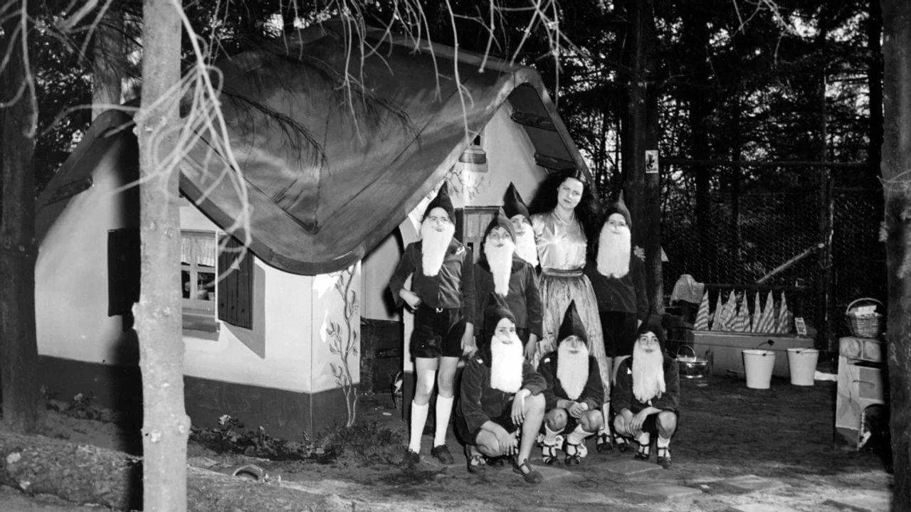 Sneeuwwitje en de zeven dwergen in de sprookjestuin van Philips (foto: Koninklijke Philips N.V. / Philips Company Archives).