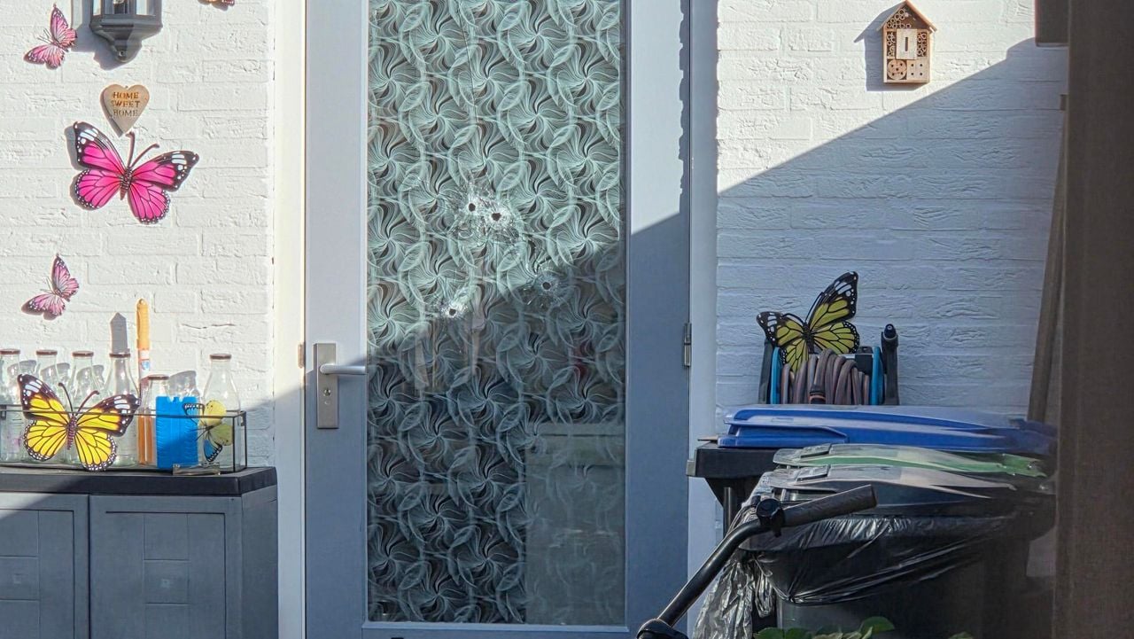 Ook aan de achterkant van het huis zijn schoten gelost (foto: Noël van Hooft / Omroep Brabant).