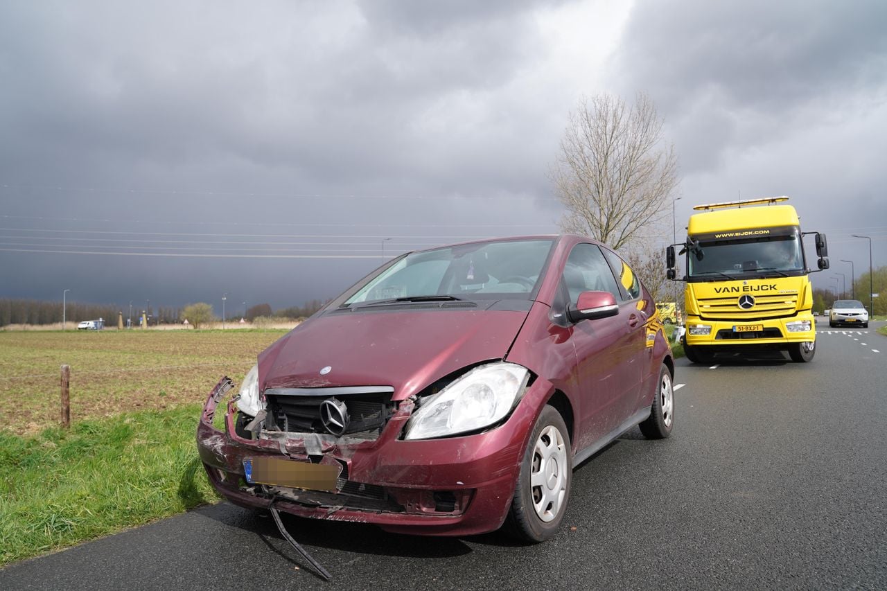 Twee auto's zijn donderdagochtend op elkaar gebotst op een kruising in Den Bosch (foto: Bart Meesters/Persbureau Heitink).