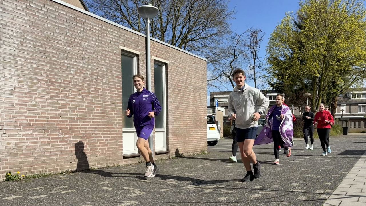 Maron Janssen krijgt support tijdens zijn laatste etappe waarna hij in alle straten van Eindhoven heeft hardgelopen (foto: Wilco Zonneveld).