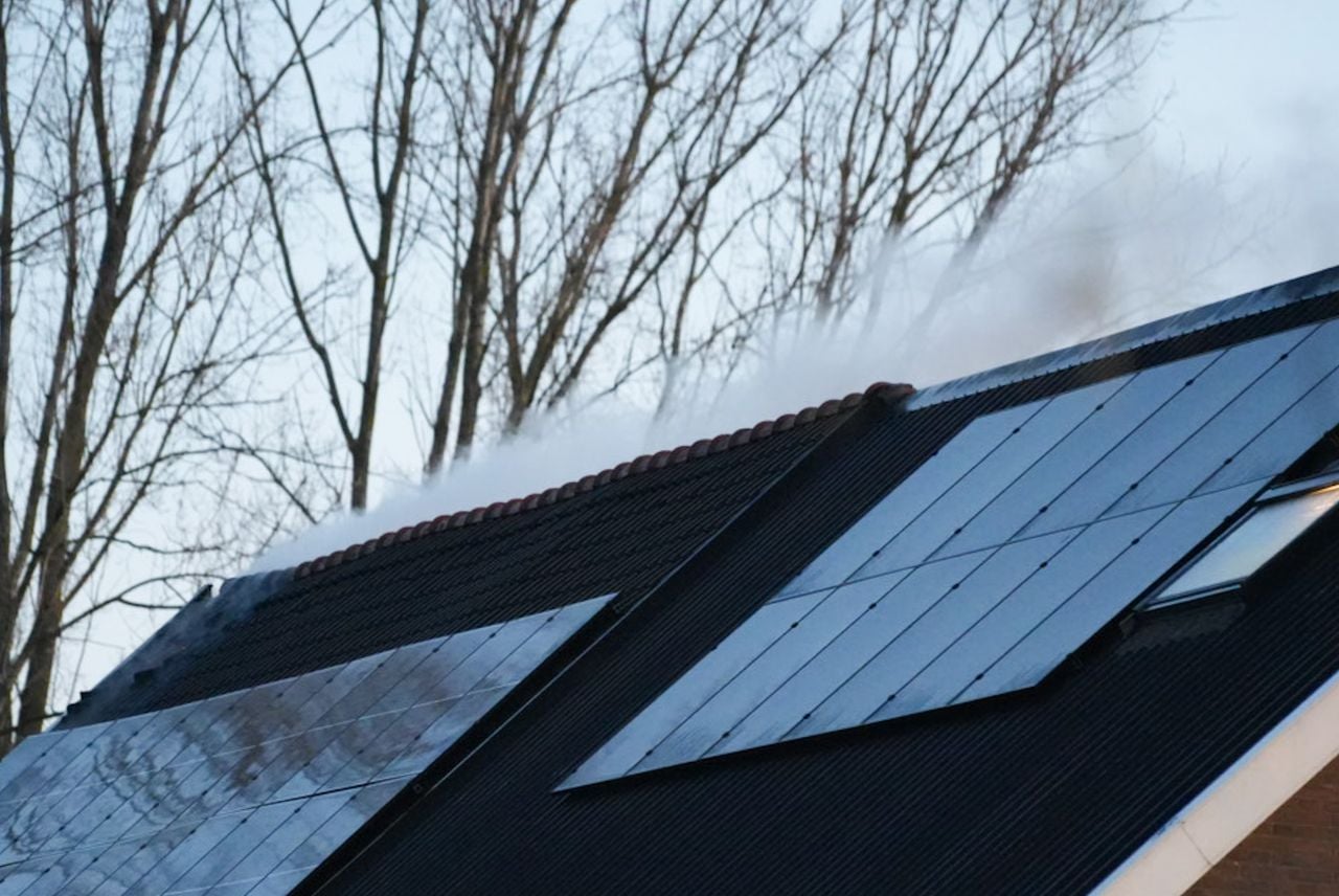 OOk het dak van de boerderij in Genderen vatte vlam (foto: Erik Haverhals/Persbureau Heitink).