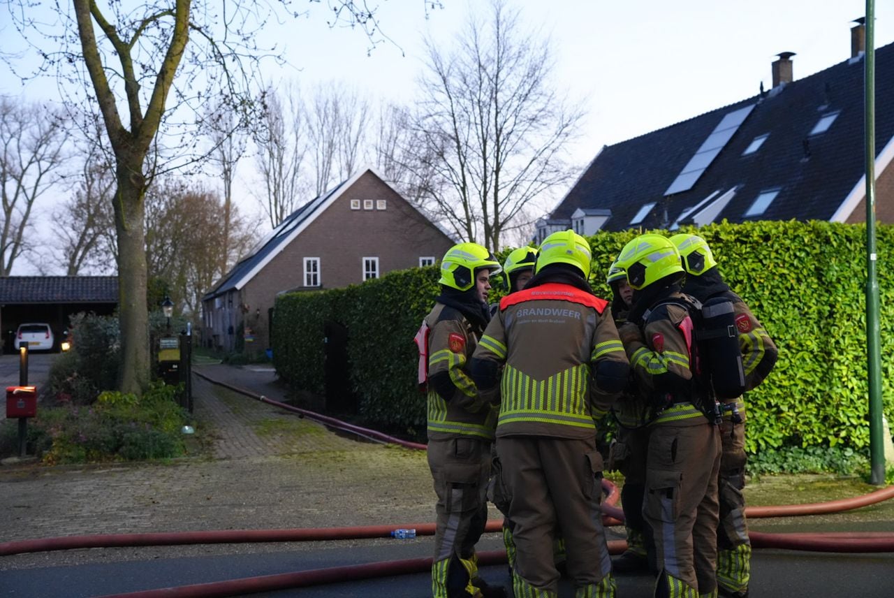 De brandweer had de brand aan de Hoofdstraat in Genderen snel onder controle (foto: Erik Haverhals/Persbureau Heitink).