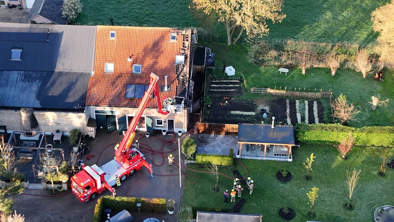 De achterkant van de boerderij in Genderen liep bij de brand de meeste schade op (foto: Erik Haverhals/Persbureau Heitink).