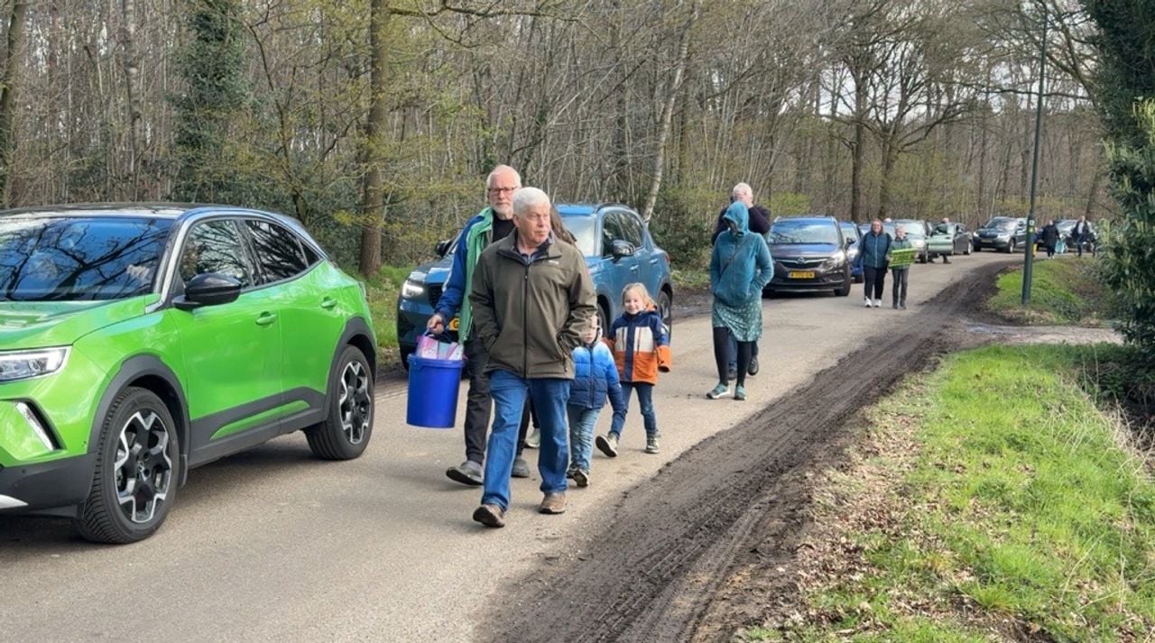 Mensen komen een kijkje nemen (foto: Pieter Soethout).