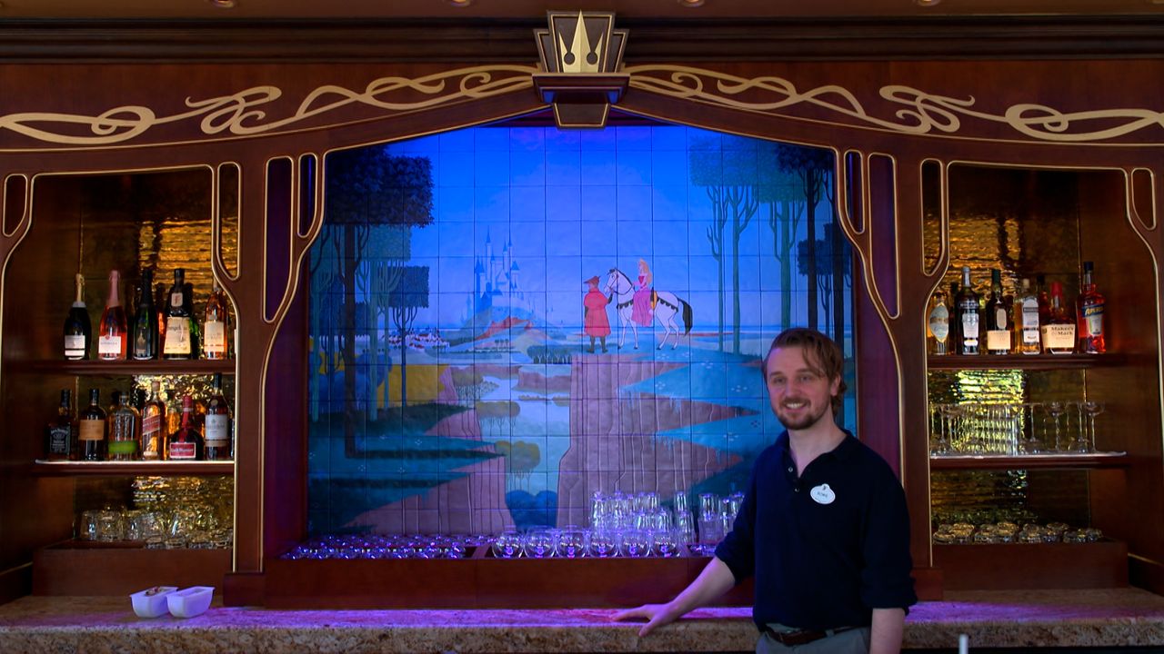 Bowie Faas met het tegelwerk dat in Brabant werd gemaakt.