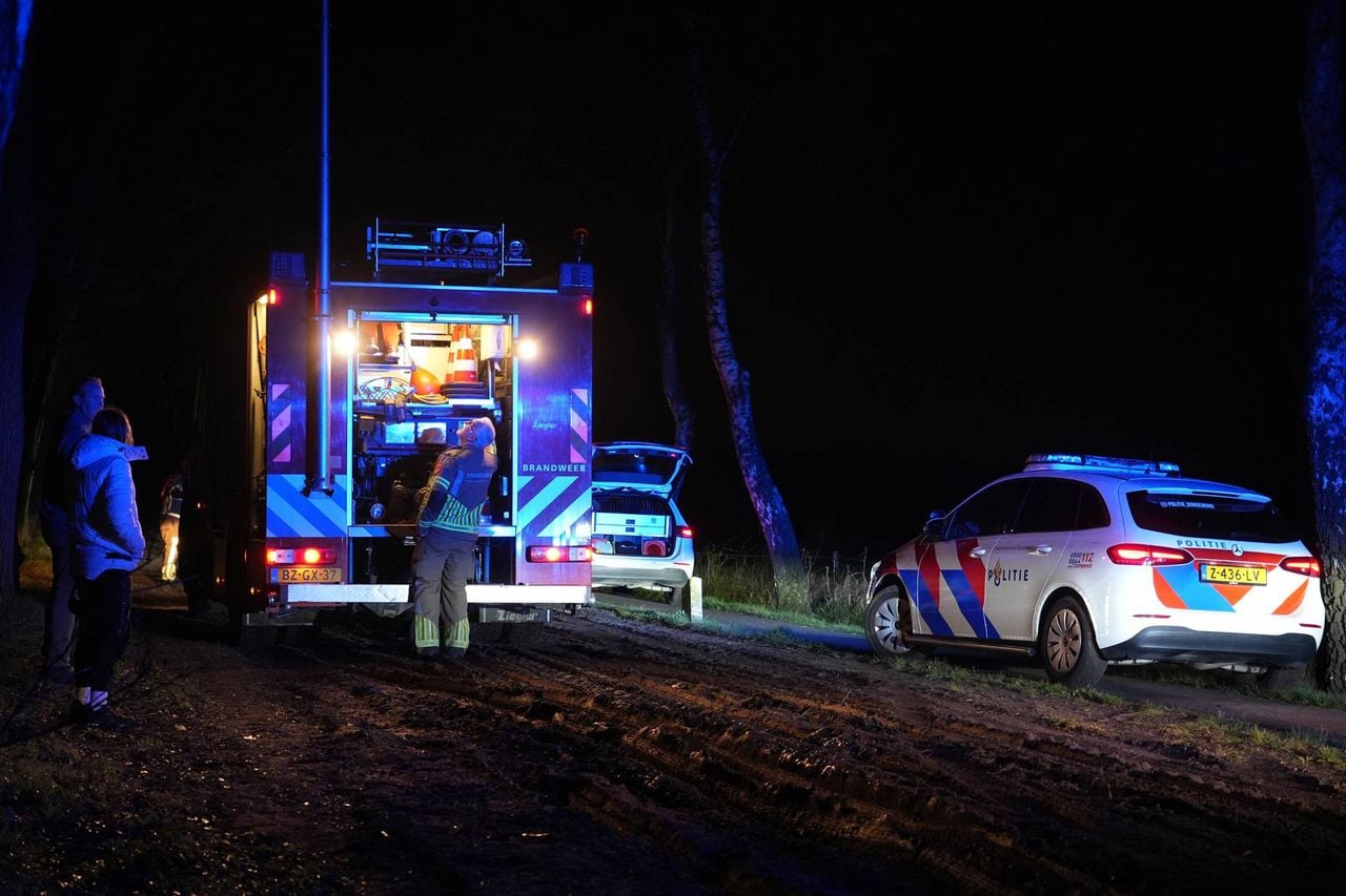 Een brandweerwagen kwam vast te zitten in de modder (foto: Jeroen Stuve / Persbureau Heitink).