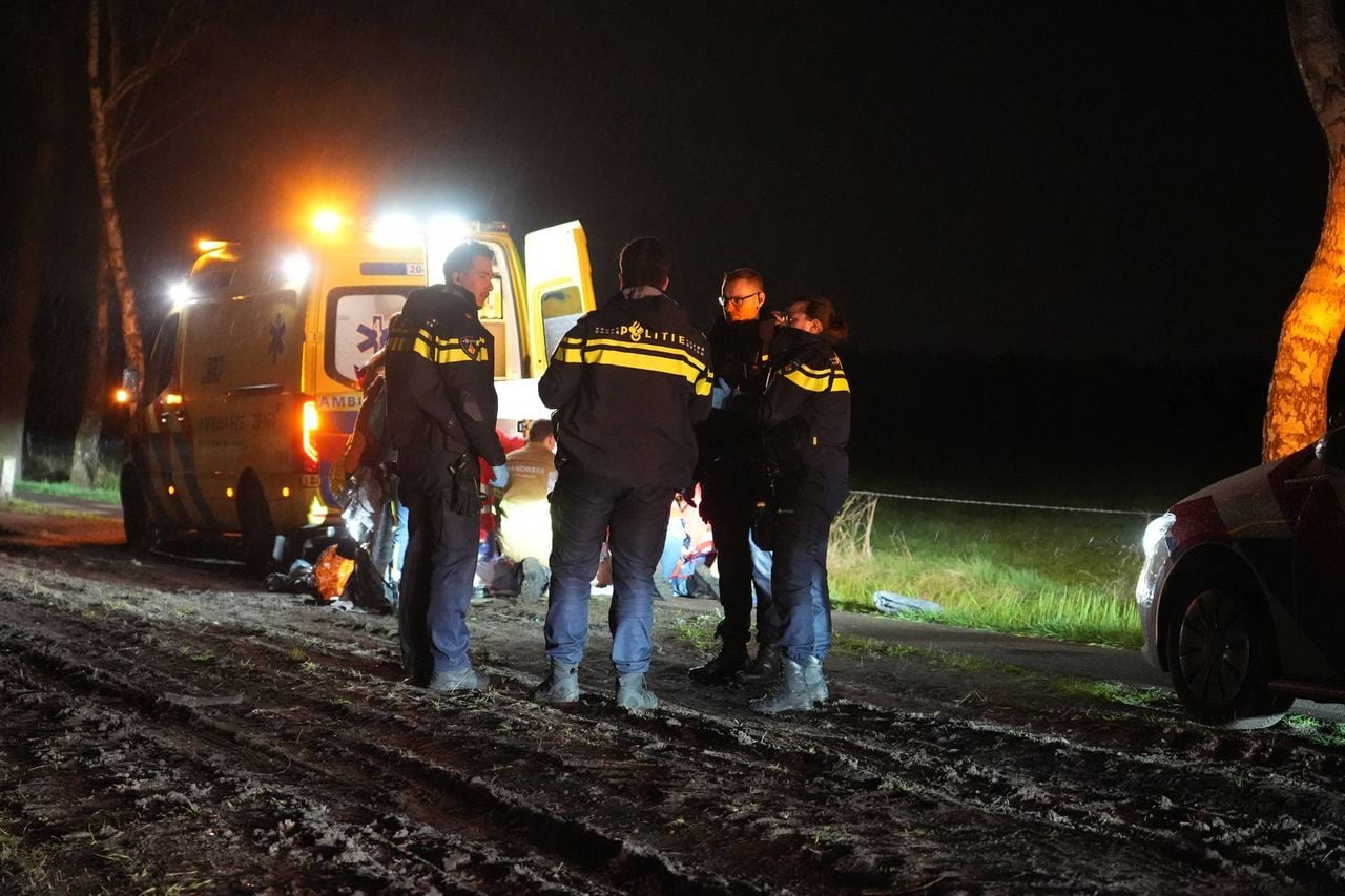 De man is met spoed naar het ziekenhuis gebracht (foto: Jeroen Stuve / Persbureau Heitink).