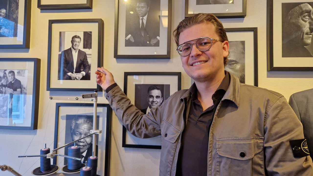 Thomas wijst hier één van de bekendste klanten aan (foto: Tom Berkers).