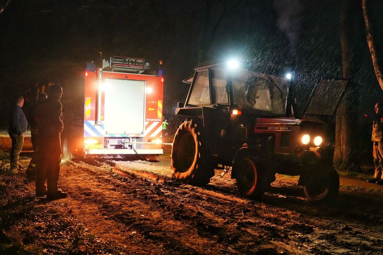 De trekker trekt de brandweerauto uit de blubber (foto: Jeroen Stuve).