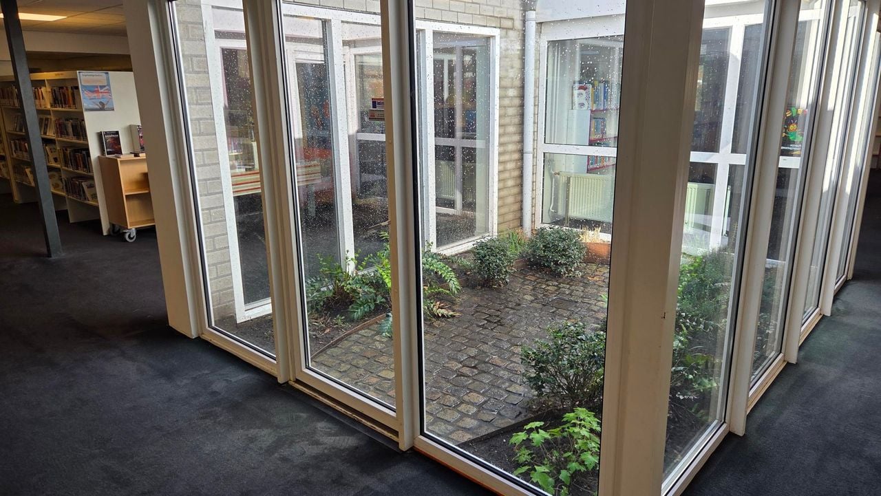 Het water kwam via de patio binnengelopen (Foto: Noël van Hooft).