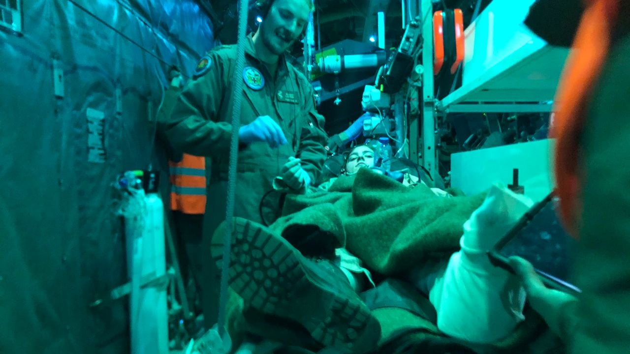 Gewonde aan boord wordt verzorgd (foto: Willem-Jan Joachems)