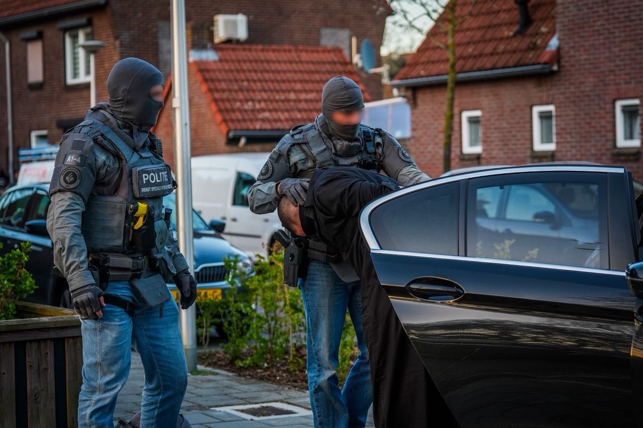 De verdachte wordt meegenomen (foto: SQ Vision).